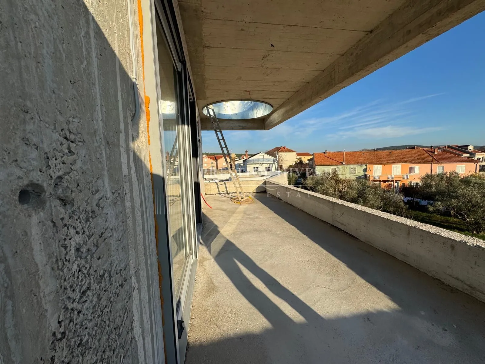sukošan- penthouse 1.red uz more- krovna terasa-garaža - slika 25