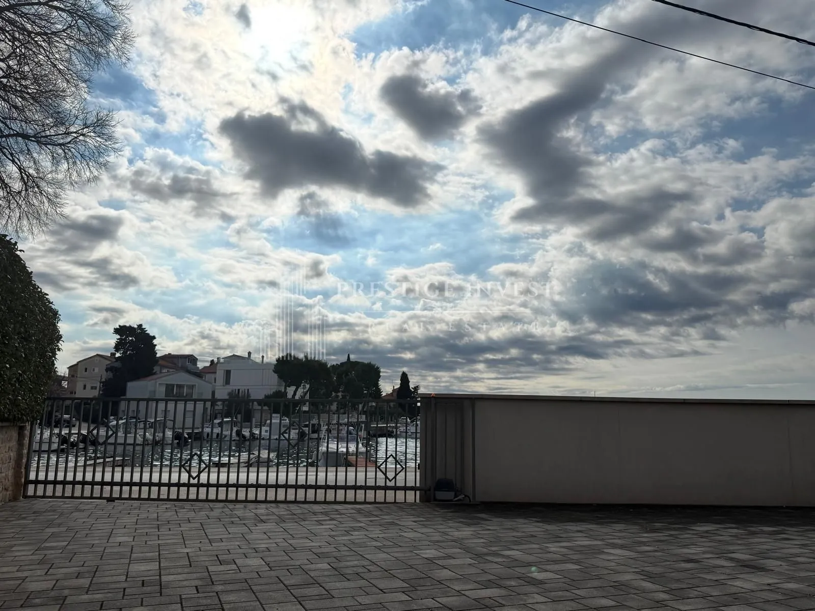 kuća s 3 stana - prvi red uz more - 580m2 - slika 26