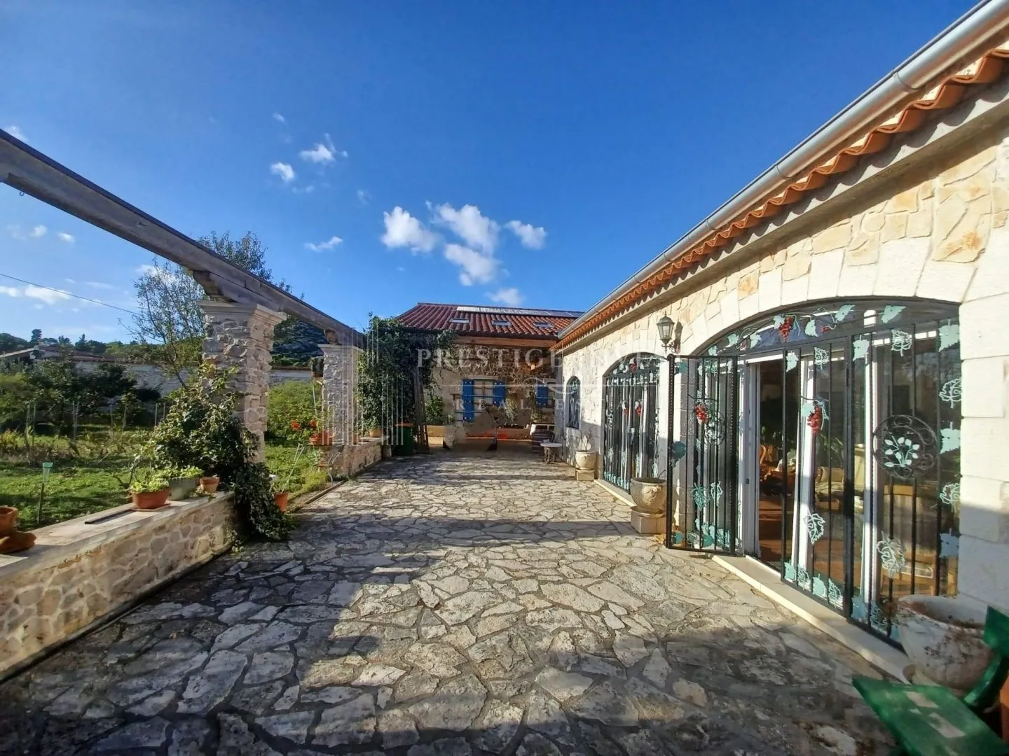 kamena kuća u privatnom kompleksu s građevinskim zemljištem od 10 000m2 - slika 3