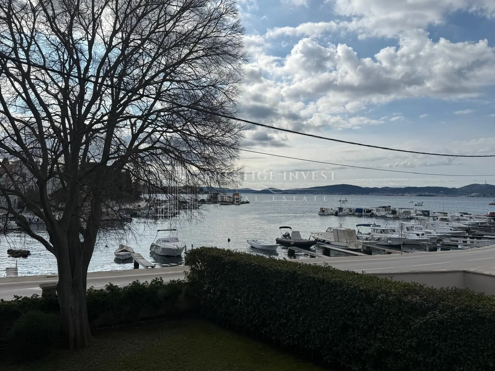 Kuća s 3 stana - PRVI RED UZ MORE - 580m2 - Zadar
