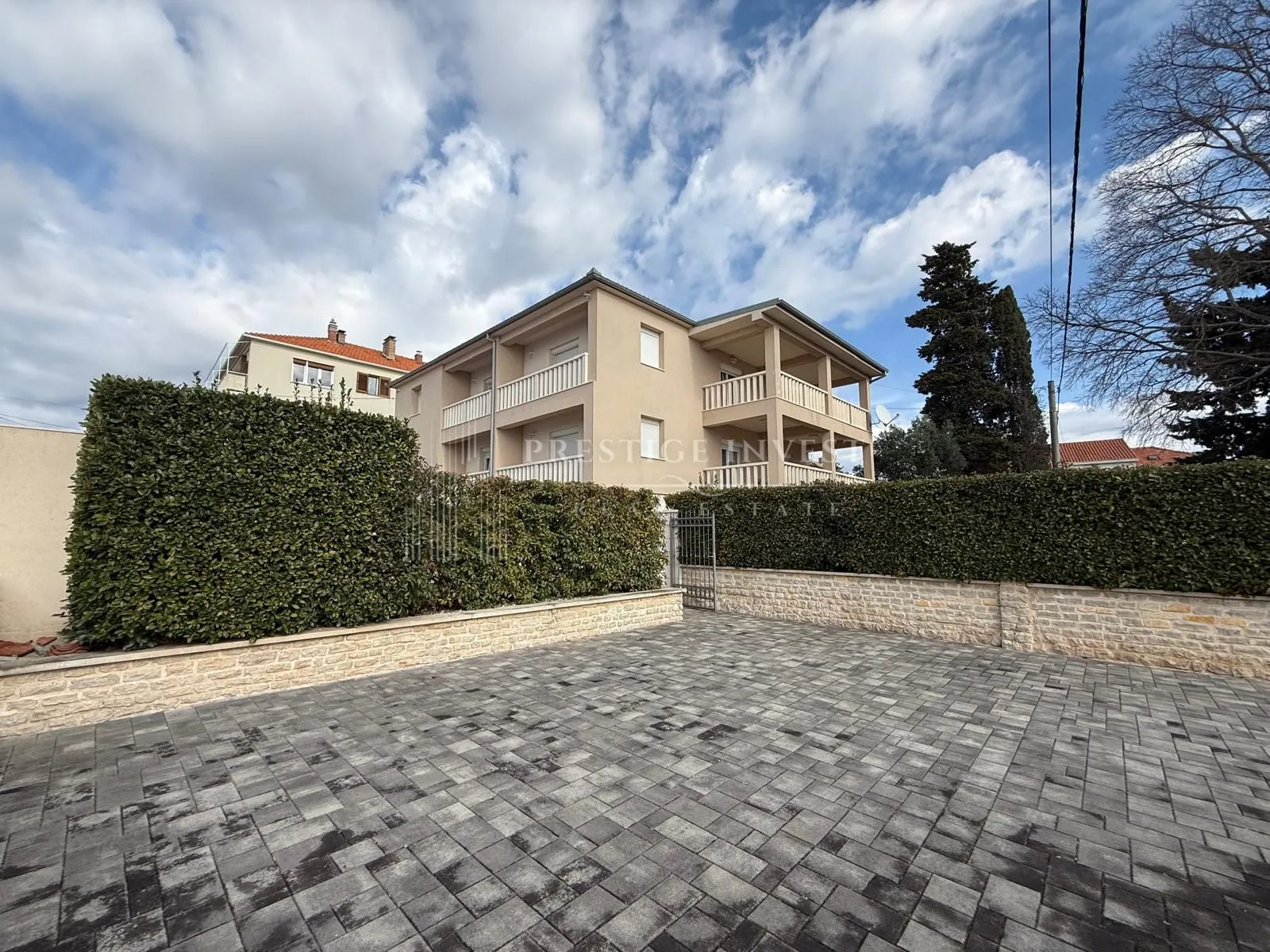 kuća s 3 stana - prvi red uz more - 580m2 - slika 17