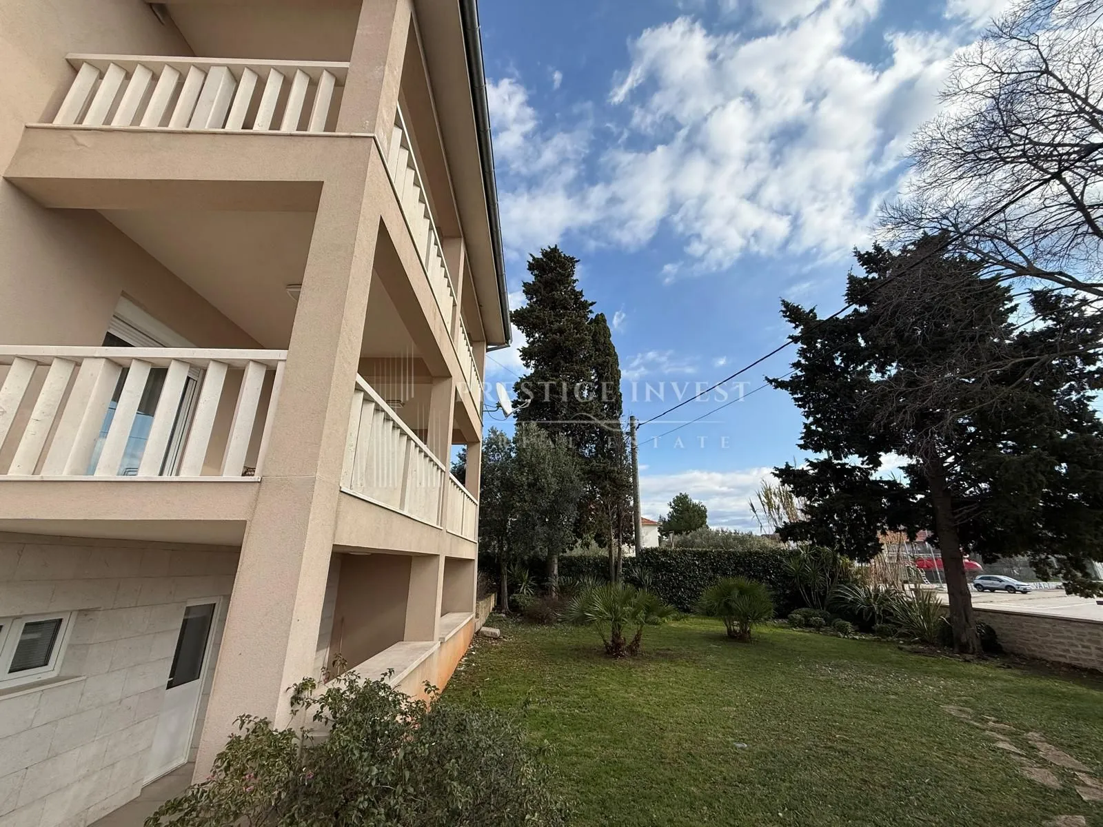 kuća s 3 stana - prvi red uz more - 580m2 - slika 13