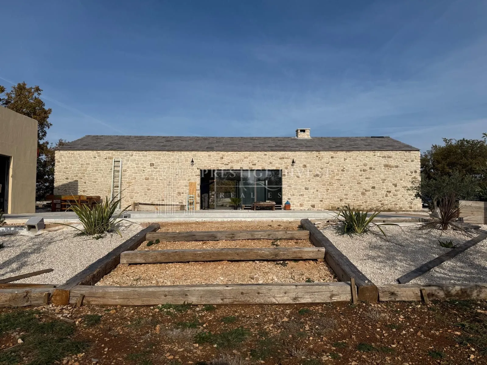luksuzna prizemnica s 2550m2 okućnice i bazenom - slika 8