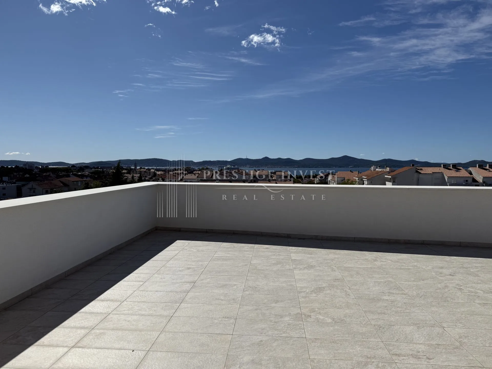 zadar-namješten trosoban penthouse s garažom - slika 11