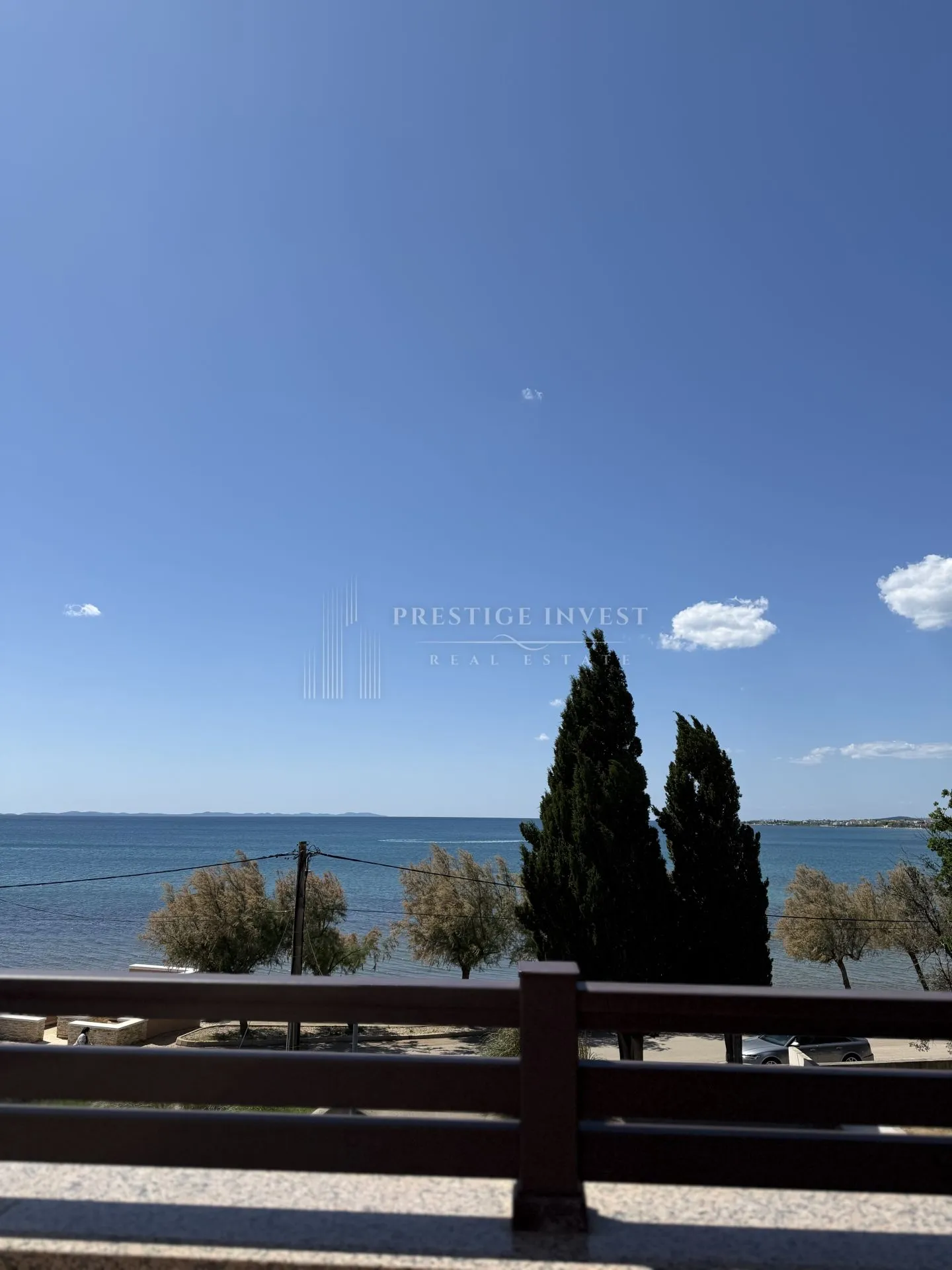 prvi red uz more- trosoban penthouse s krovnom terasom - slika 3