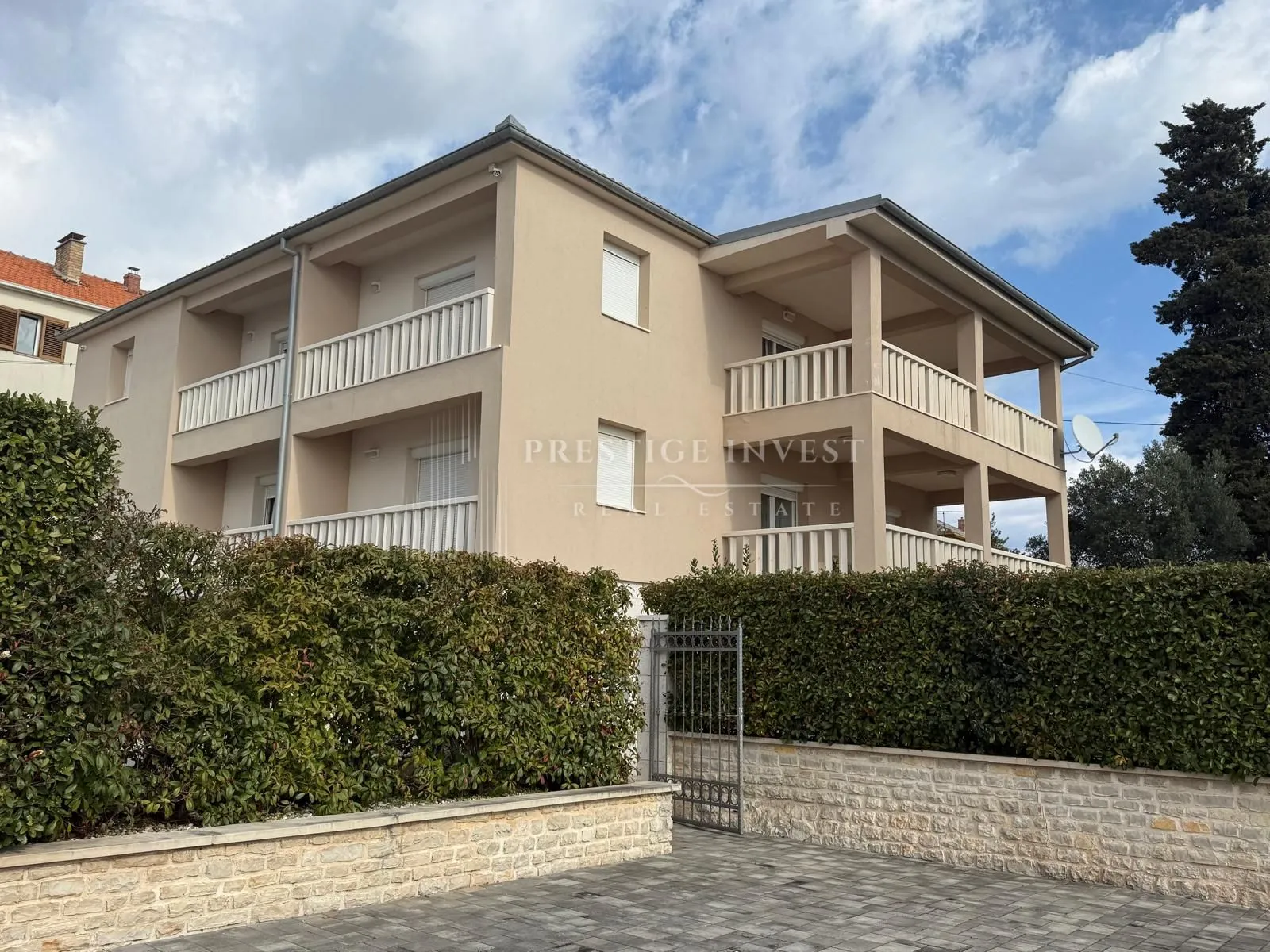 kuća s 3 stana - prvi red uz more - 580m2 - slika 16