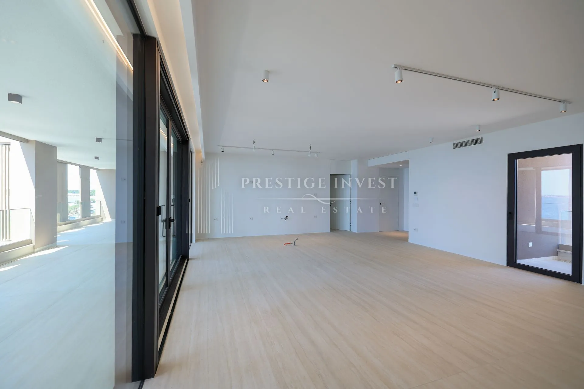 penthouse s privatnim liftom i krovnom terasom- prvi red - slika 13