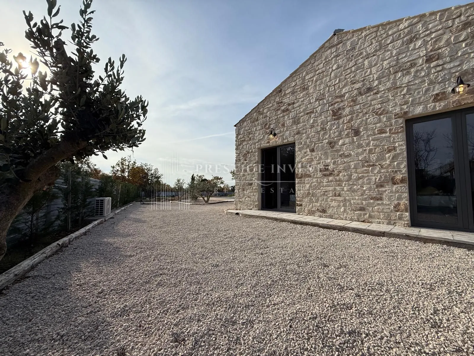 luksuzna prizemnica s 2550m2 okućnice i bazenom - slika 2