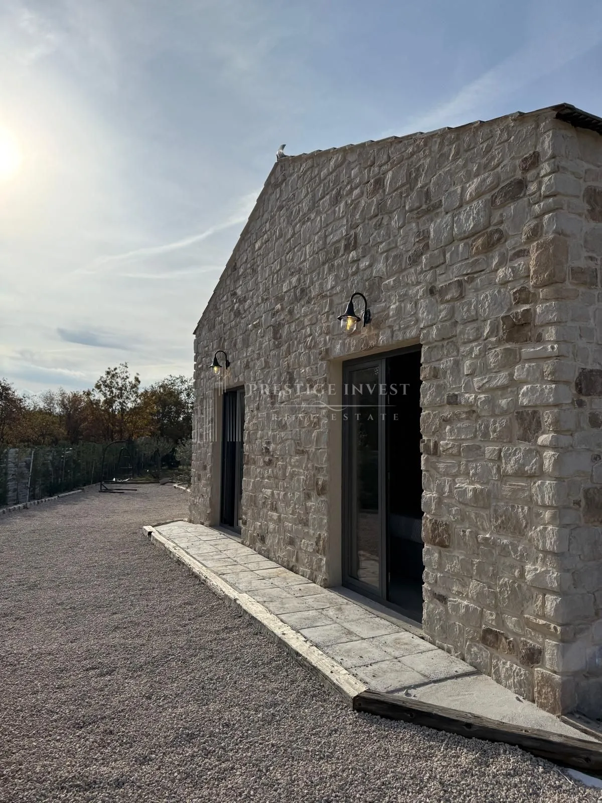 luksuzna prizemnica s 2550m2 okućnice i bazenom - slika 1
