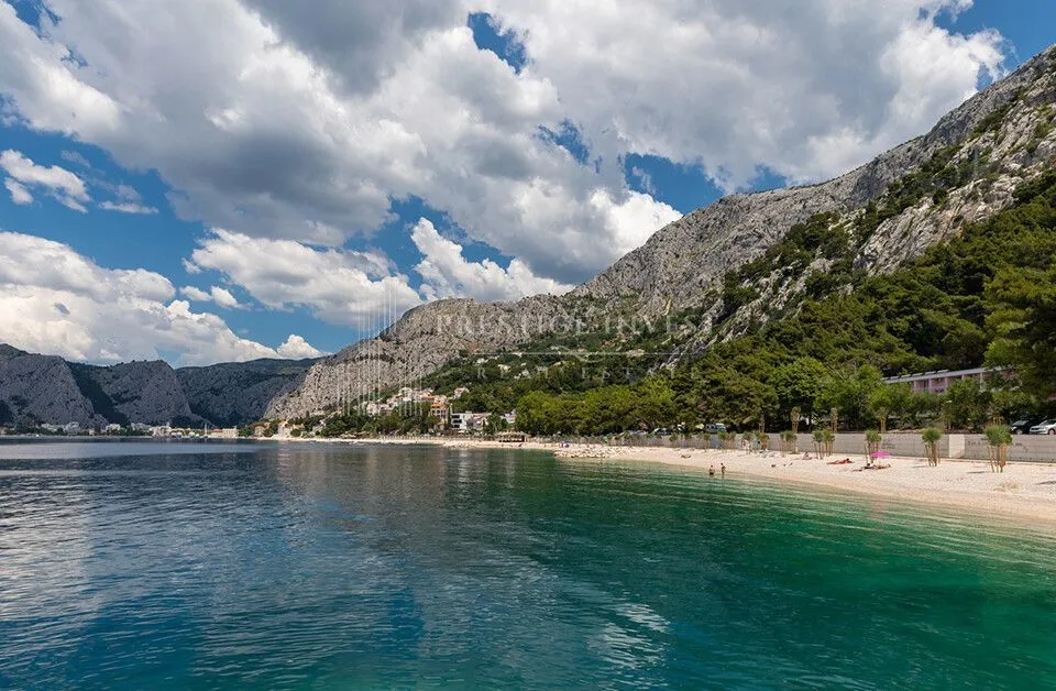 OMIŠ- Ekskluzivno zemljište prvi red uz more