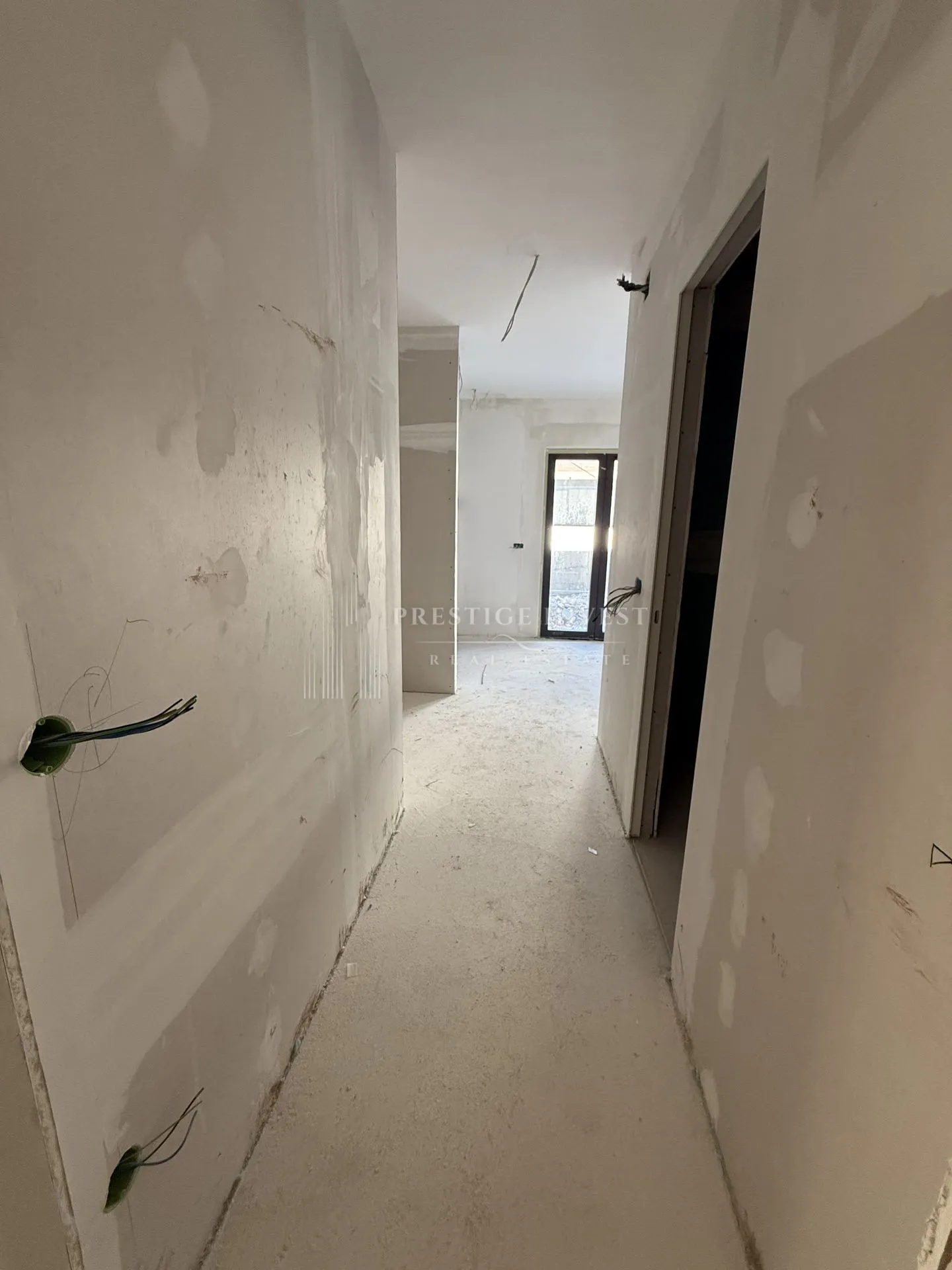 prvi red uz more- 3soban stan s bazenom- 240m2 - slika 34