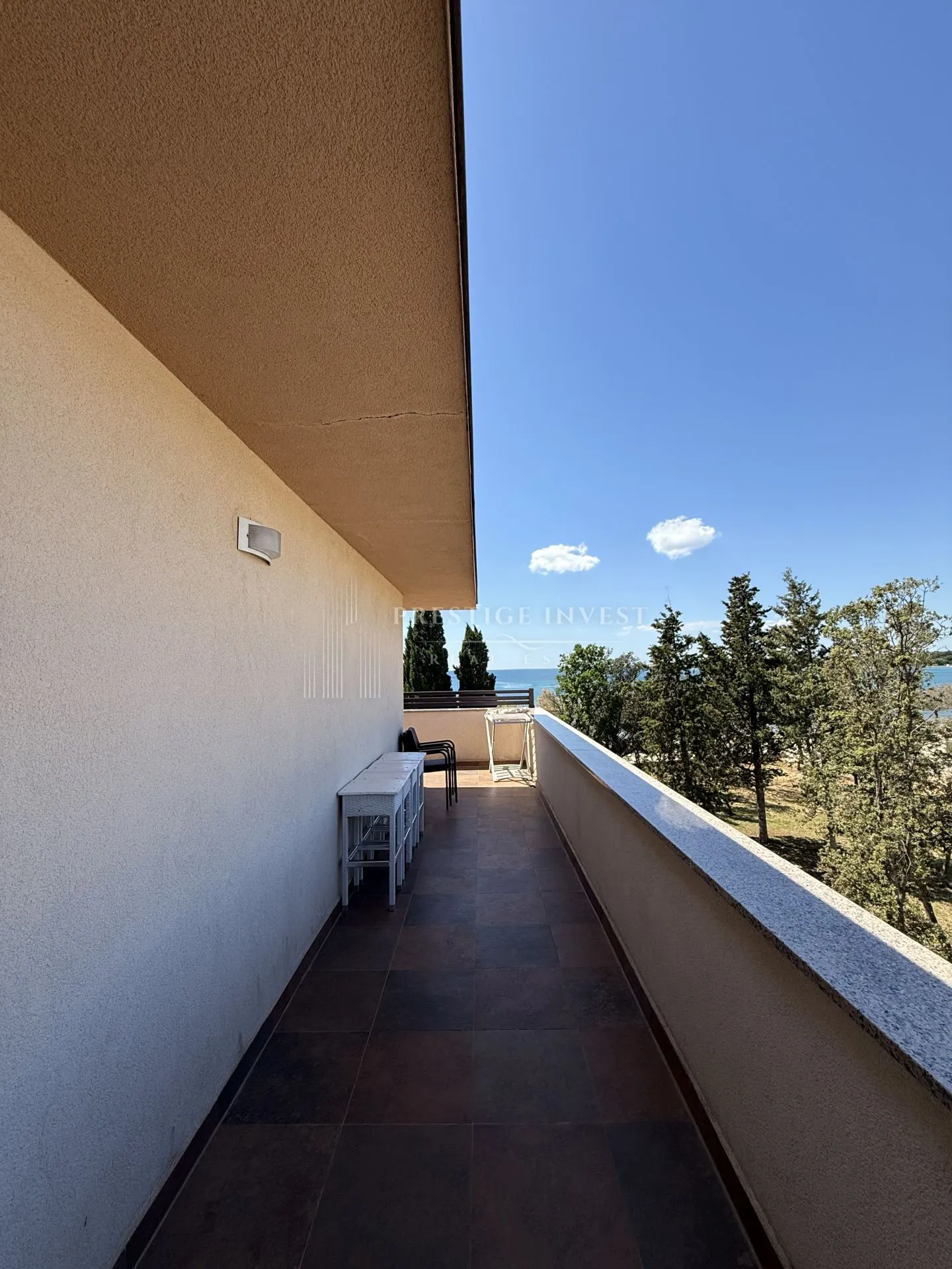 prvi red uz more- trosoban penthouse s krovnom terasom - slika 13