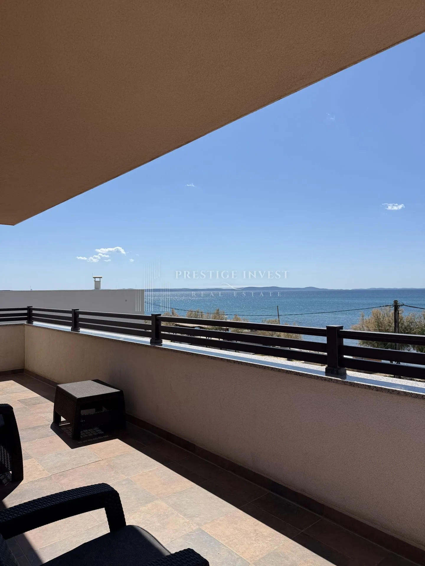prvi red uz more- trosoban penthouse s krovnom terasom - slika 8