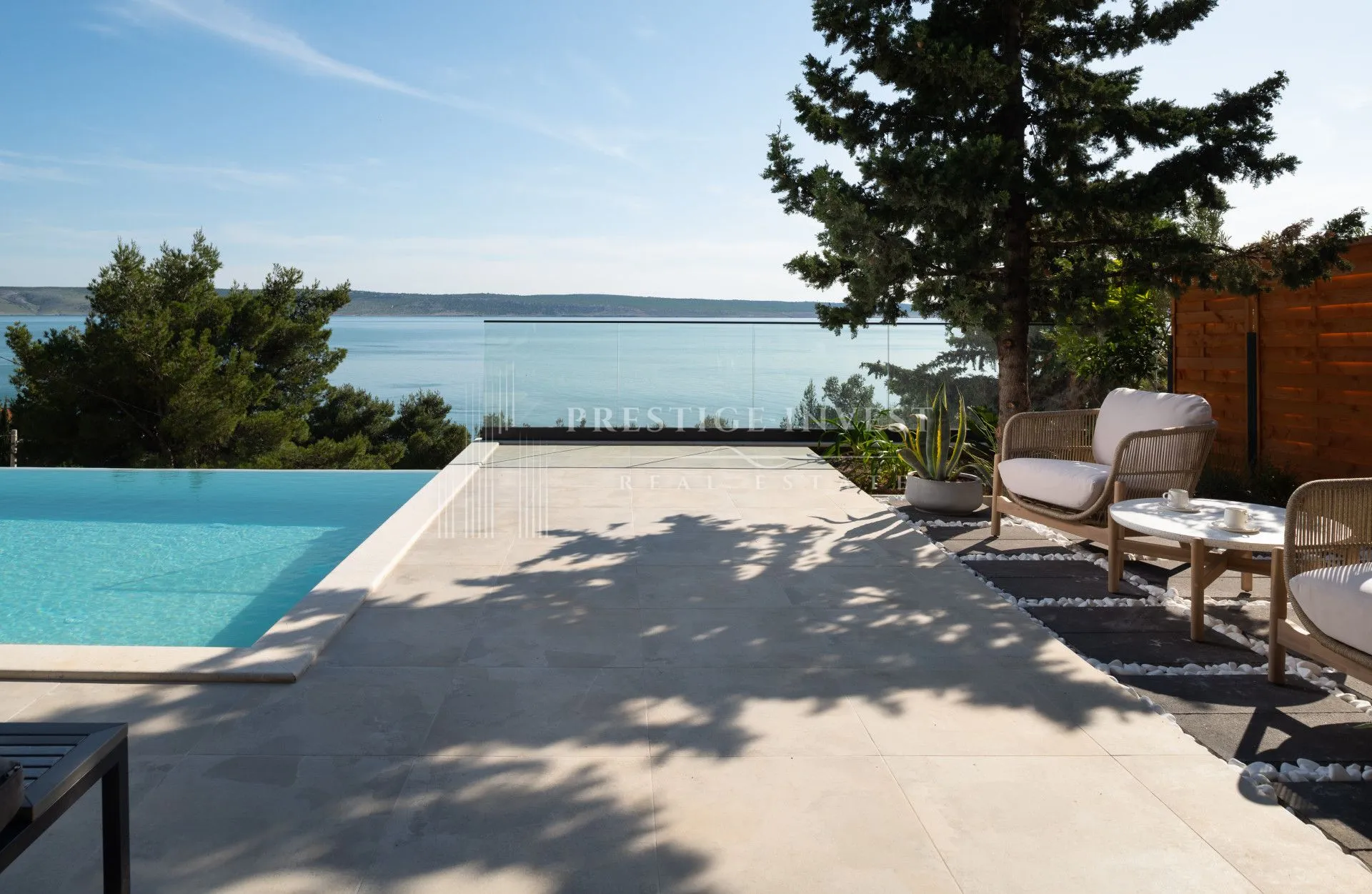 luksuzna vila s infinity bazenom- neometan pogled - slika 25