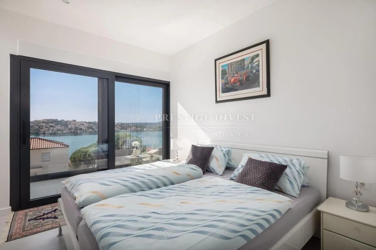 rogoznica- luksuzna vila s dodatnim stanom i garažom-90m od plaže! - slika 17
