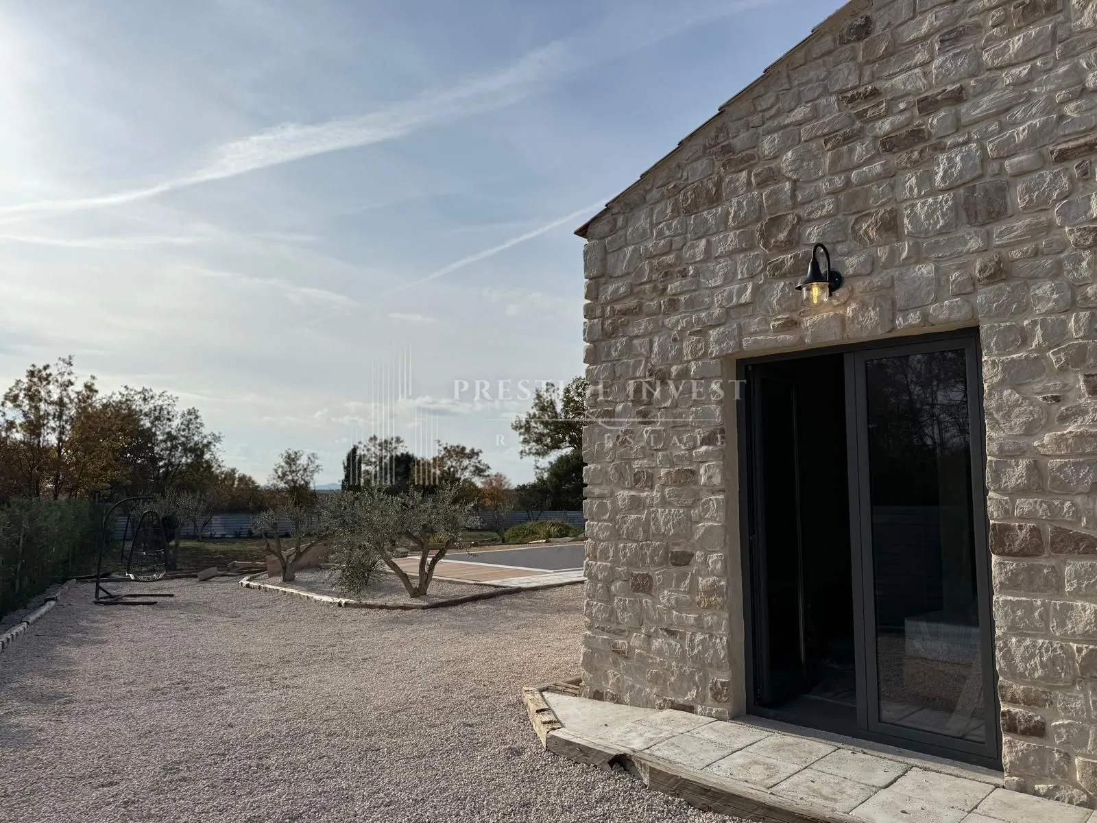 luksuzna prizemnica s 2550m2 okućnice i bazenom - slika 44