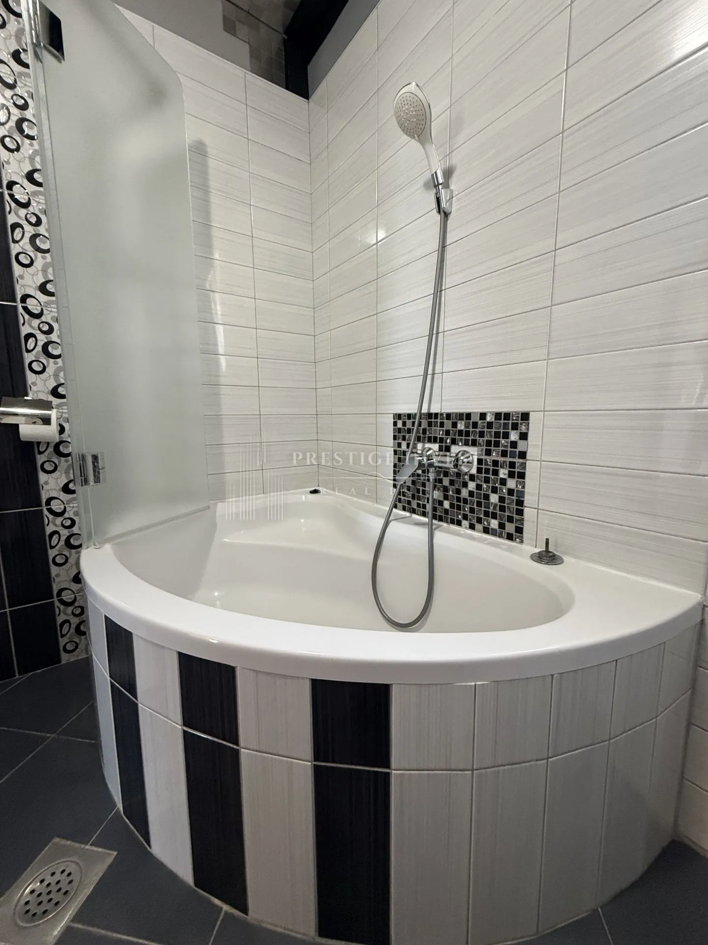 prvi red uz more- trosoban penthouse s krovnom terasom - slika 53