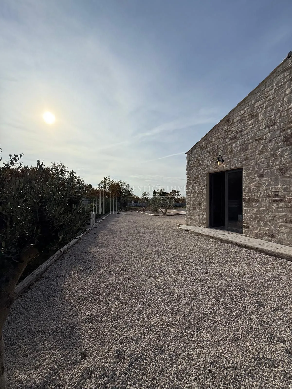 luksuzna prizemnica s 2550m2 okućnice i bazenom - slika 3