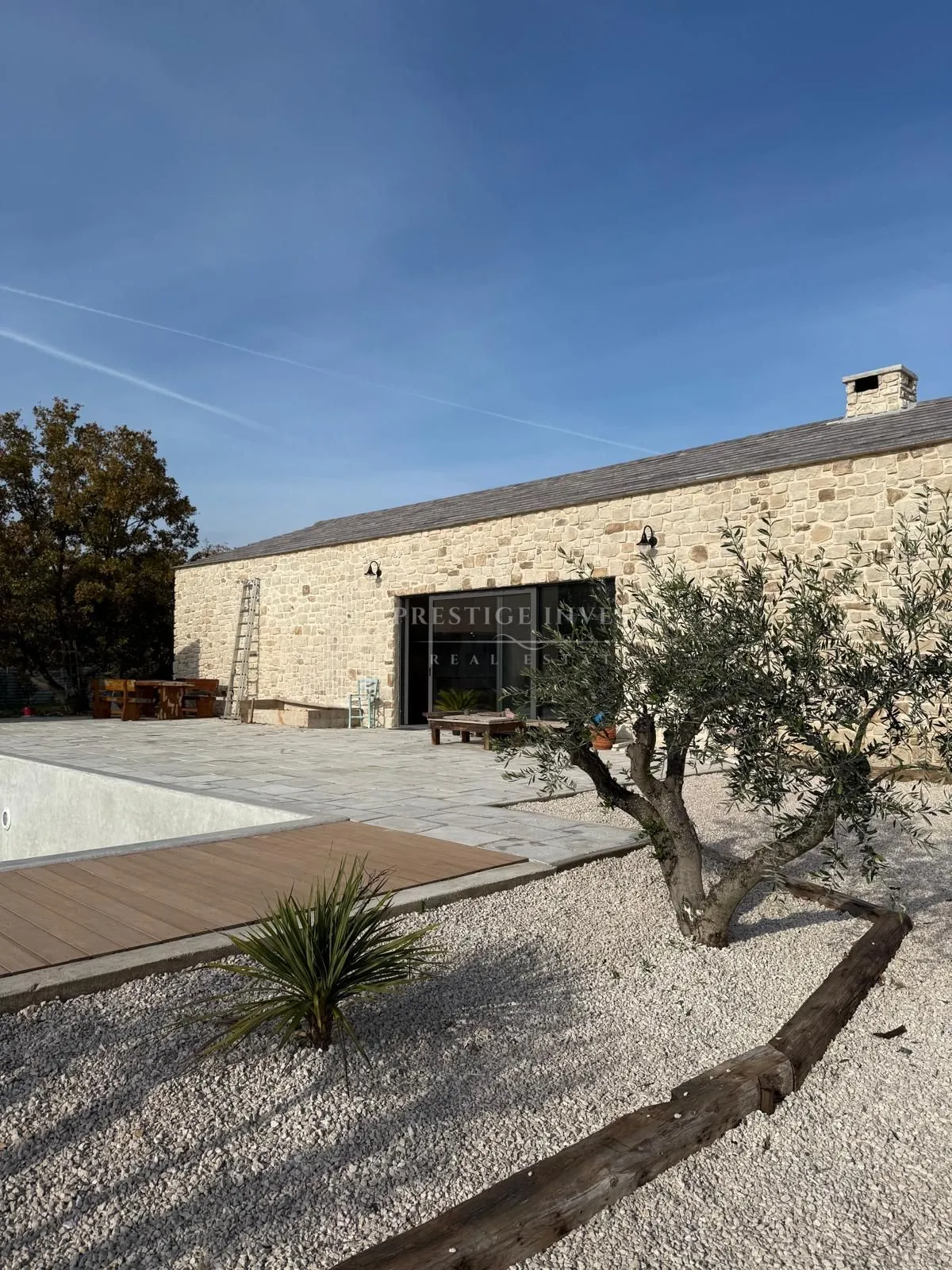 luksuzna prizemnica s 2550m2 okućnice i bazenom - slika 11