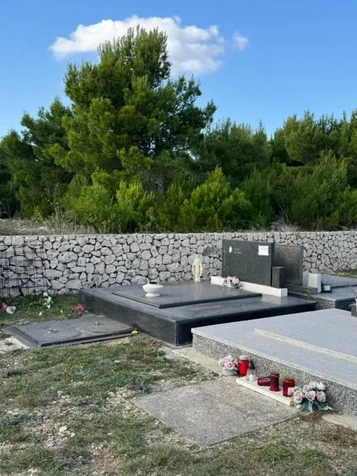 prodajem duplu grobnicu u rtini ražanac - slika 3