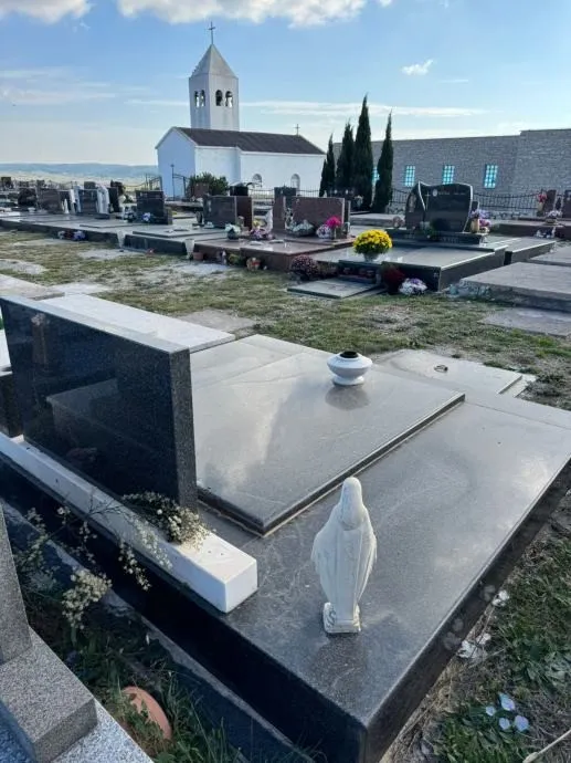 prodajem duplu grobnicu u rtini ražanac - slika 4