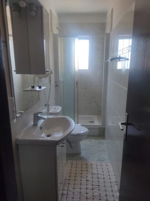 !!prvi red uz more,hotel: tisno, uslužna djelatnost, 860 m2 (prodaja) - slika 2