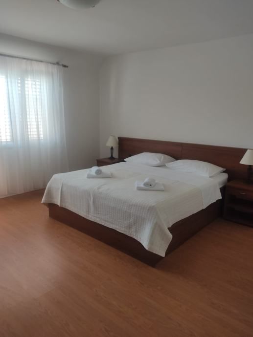 !!prvi red uz more,hotel: tisno, uslužna djelatnost, 860 m2 (prodaja) - slika 3
