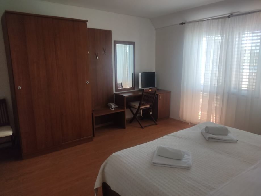 !!prvi red uz more,hotel: tisno, uslužna djelatnost, 860 m2 (prodaja) - slika 4