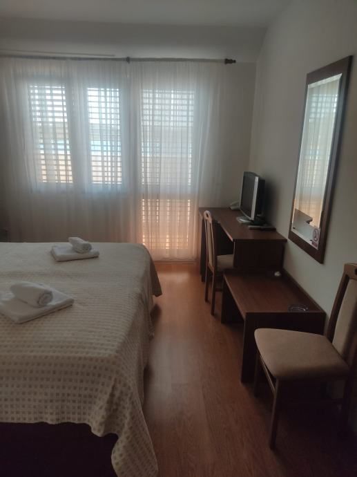 !!prvi red uz more,hotel: tisno, uslužna djelatnost, 860 m2 (prodaja) - slika 6
