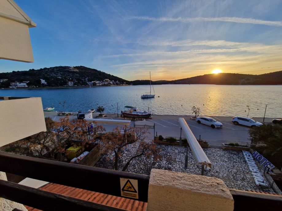 !!prvi red uz more,hotel: tisno, uslužna djelatnost, 860 m2 (prodaja) - slika 8