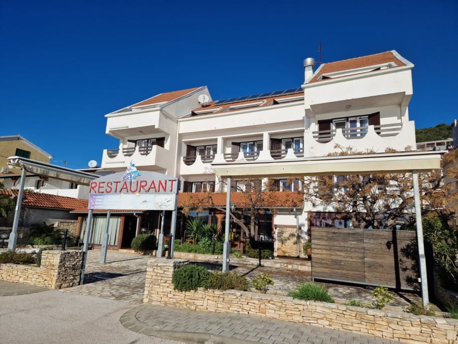 !!prvi red uz more,hotel: tisno, uslužna djelatnost, 860 m2 (prodaja) - slika 9