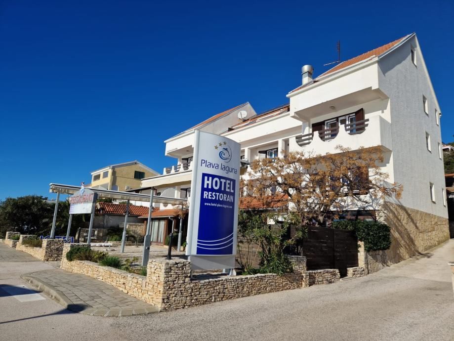 !!prvi red uz more,hotel: tisno, uslužna djelatnost, 860 m2 (prodaja) - slika 10