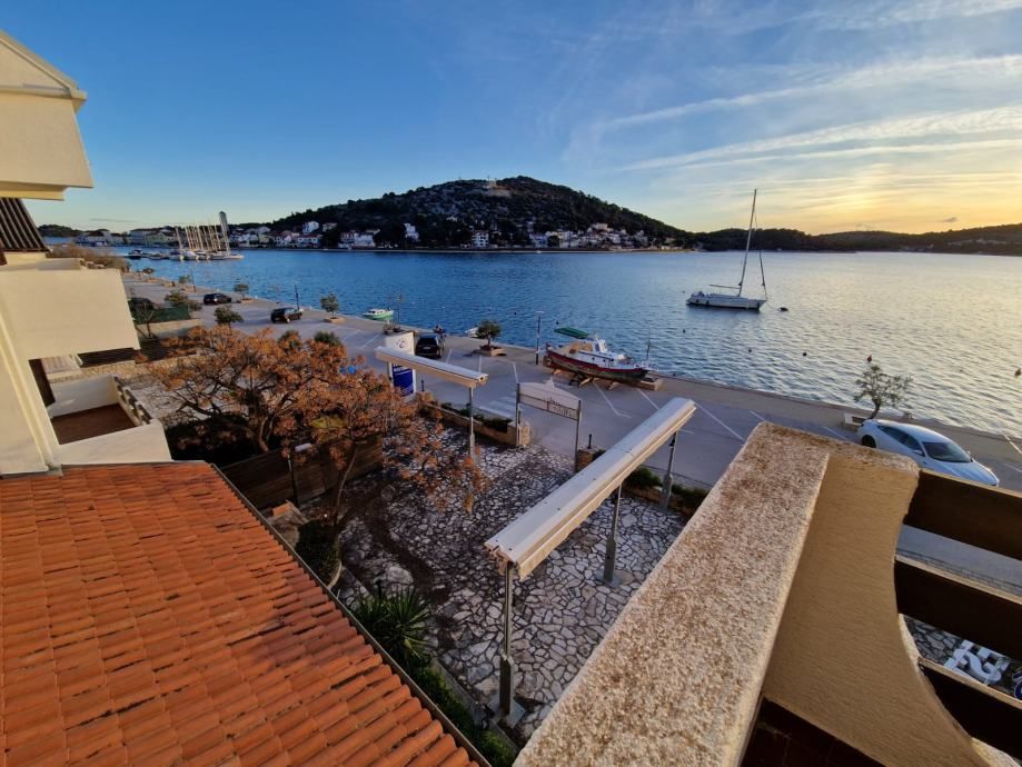 !!prvi red uz more,hotel: tisno, uslužna djelatnost, 860 m2 (prodaja) - slika 11