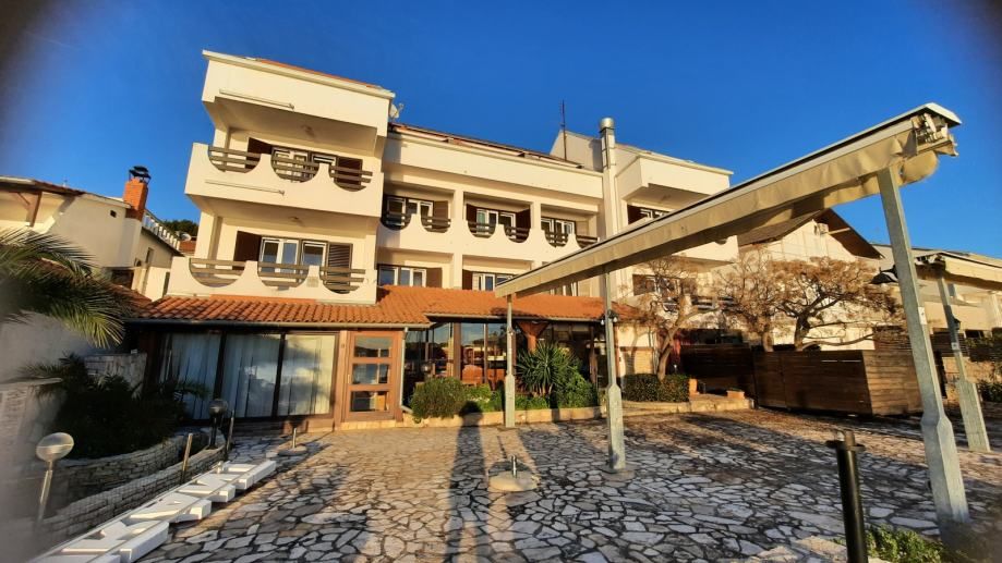 !!prvi red uz more,hotel: tisno, uslužna djelatnost, 860 m2 (prodaja) - slika 18