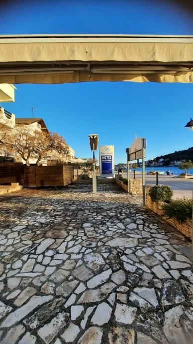 !!prvi red uz more,hotel: tisno, uslužna djelatnost, 860 m2 (prodaja) - slika 19