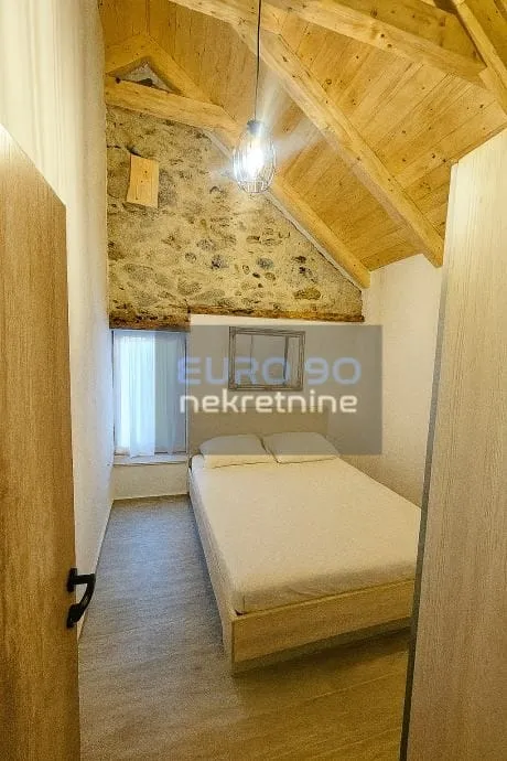 gračac- namještena kamena kuća s jacuzzijem i saunom , oaza mira !!! - slika 16