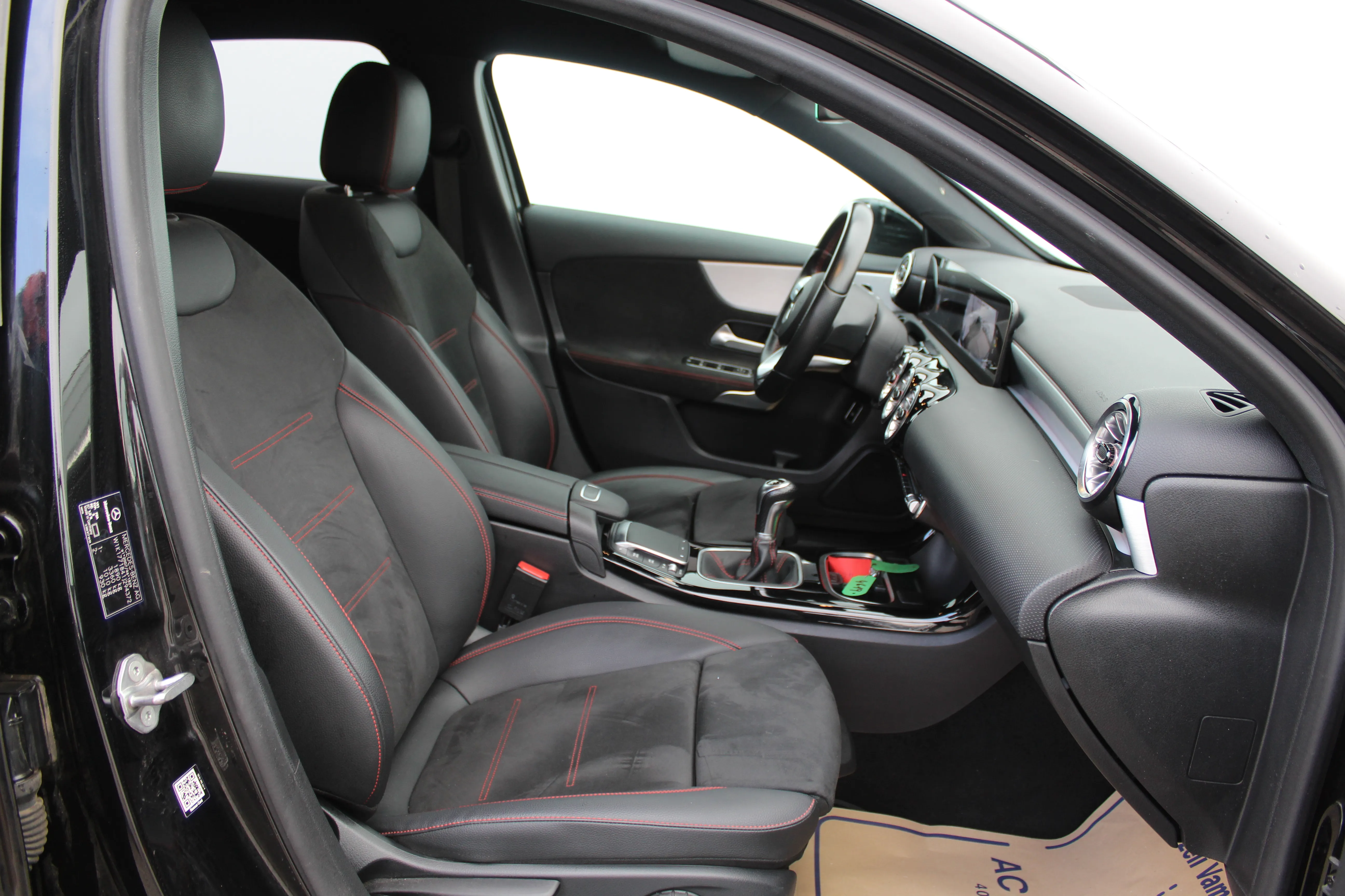 13073 mercedes-benz a limuzina 180 amg line - slika 12