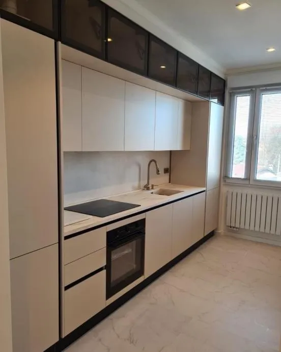 Kuhinja sa aluminijskim crnim staklenim vratima - Dugo Selo