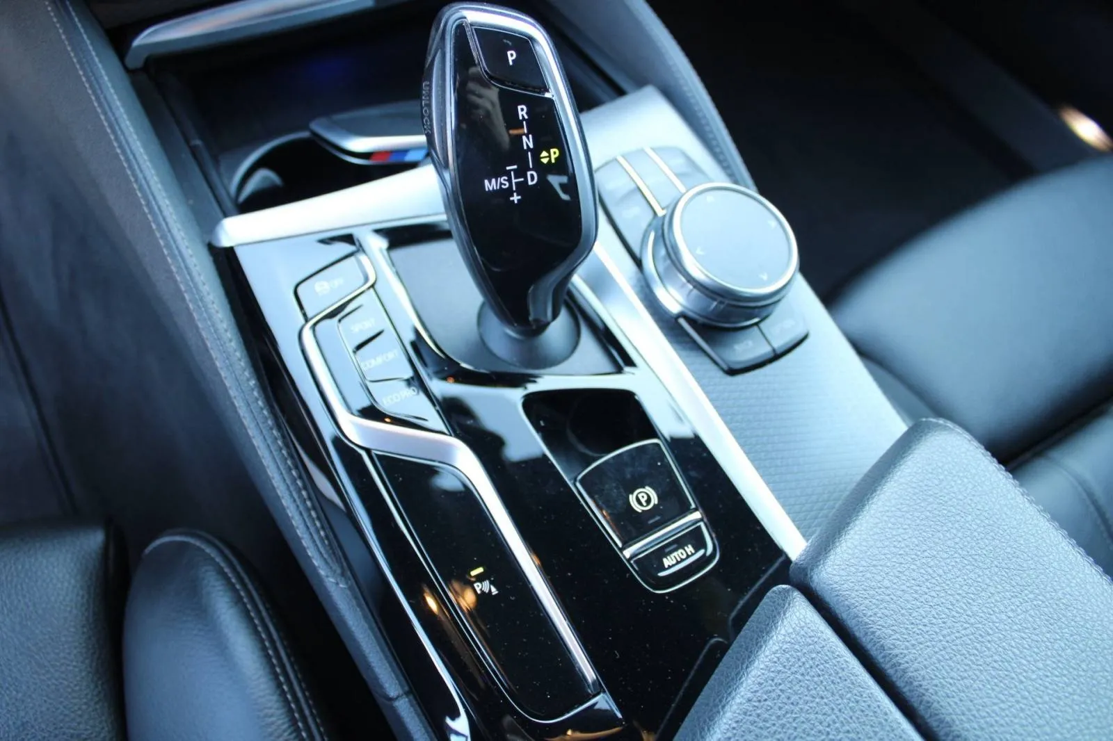 bmw serija 5 530 xdrive m-paket *led, navigacija, kamera* - slika 16