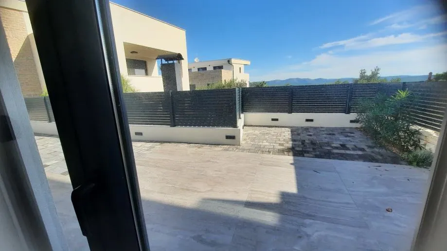 !!stan sa vrtom : murter, 78.00 m2, novogradnja (prodaja) - slika 9