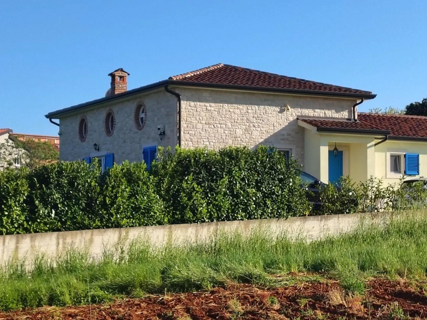 kaštelir- kuća sa bazenom okružena zelenilom (prodaja) - slika 13