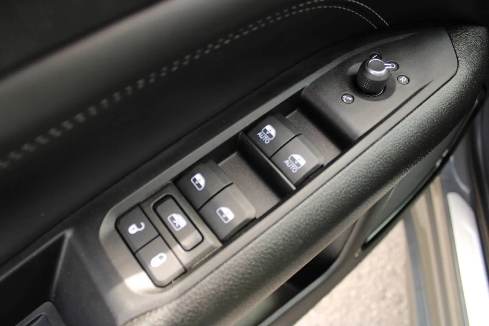 jeep compass t4 s automatik *led, navigacija, kamera* - slika 15