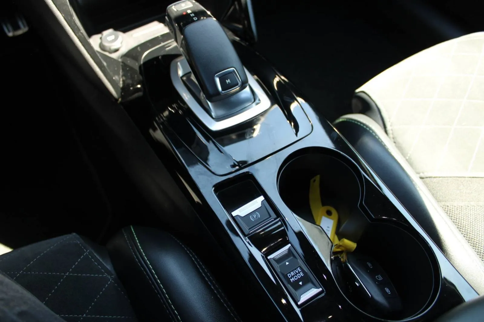 peugeot 208 1.2 130ks gt line automatik *panorama,led,kamera* - slika 24