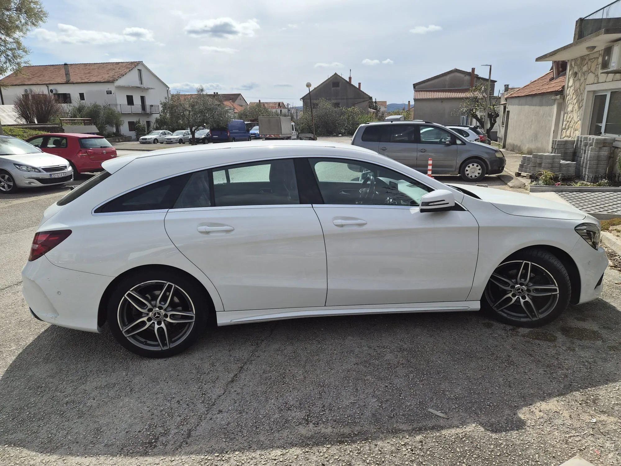 mercedes cla 200d shooting break amg line - slika 2
