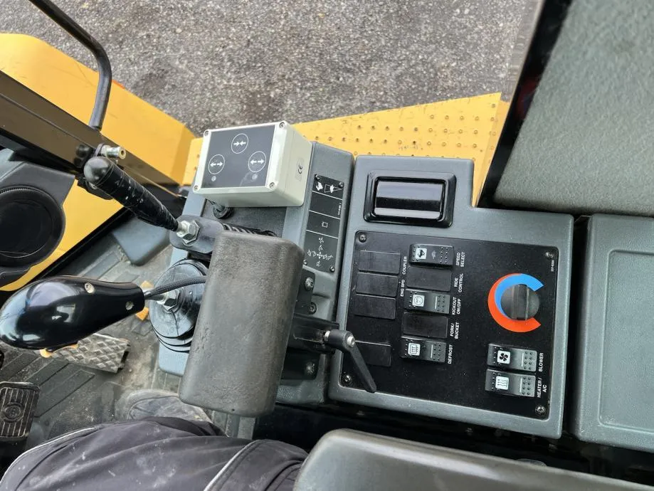 utovarivač cat 914g - slika 11