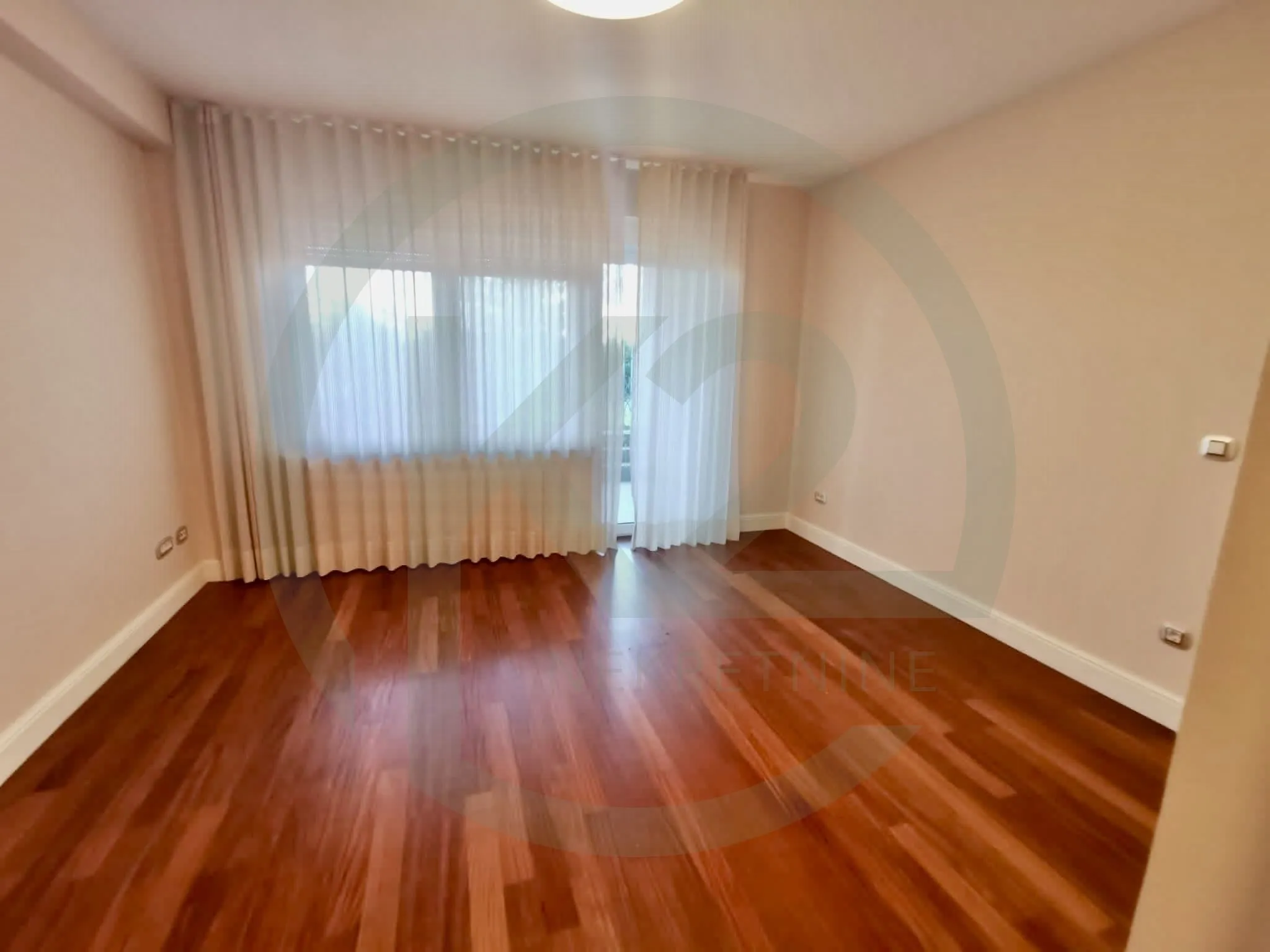 g. prekrižje odličan stan 250 m2 investicija u najmu - slika 22