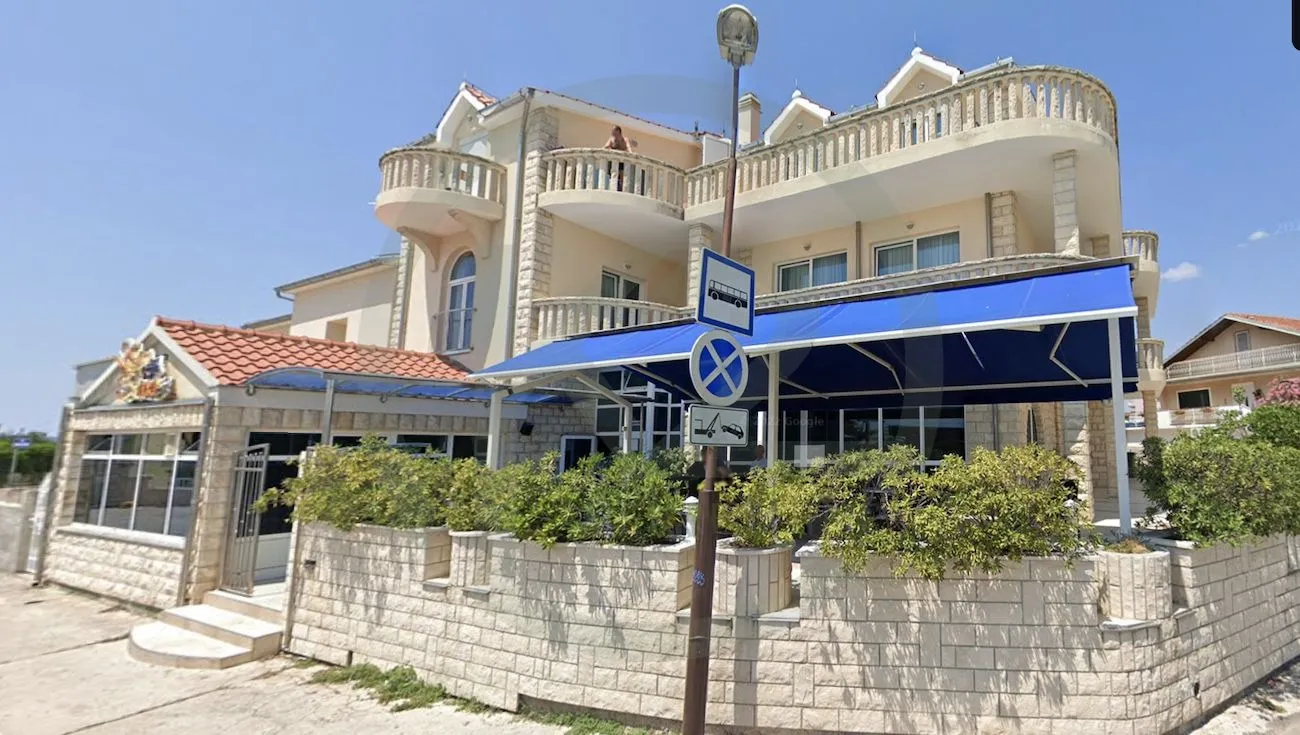 brodarica: kuća 6 ap + 2 posl pr. 640 m2 prilika! - slika 1