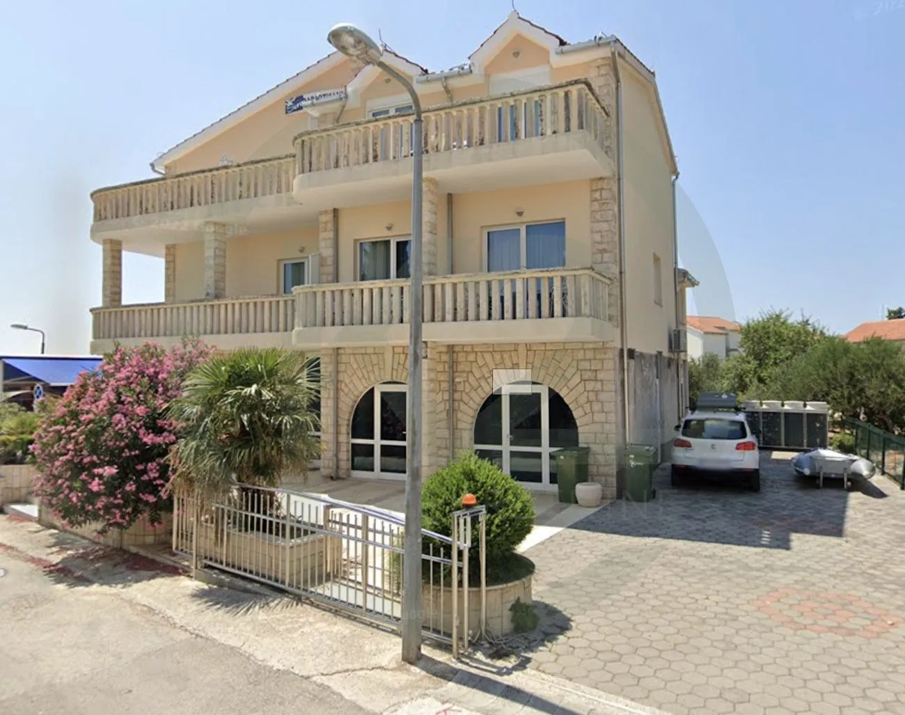 brodarica: kuća 6 ap + 2 posl pr. 640 m2 prilika! - slika 3