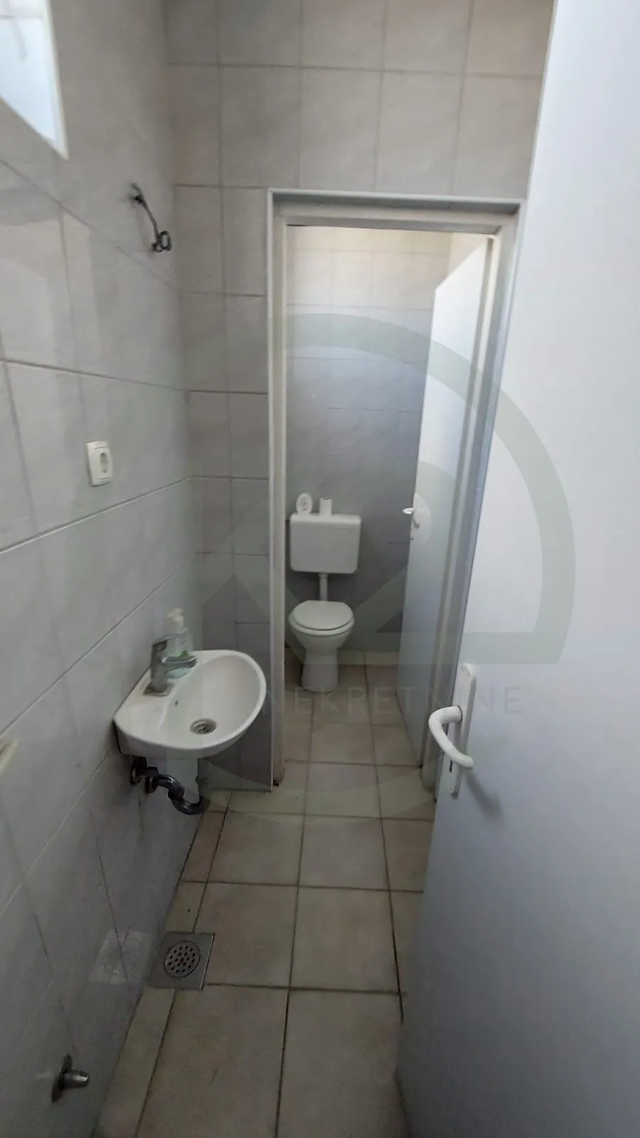resnik - poslovni prostor 160 m2 prilika - slika 7