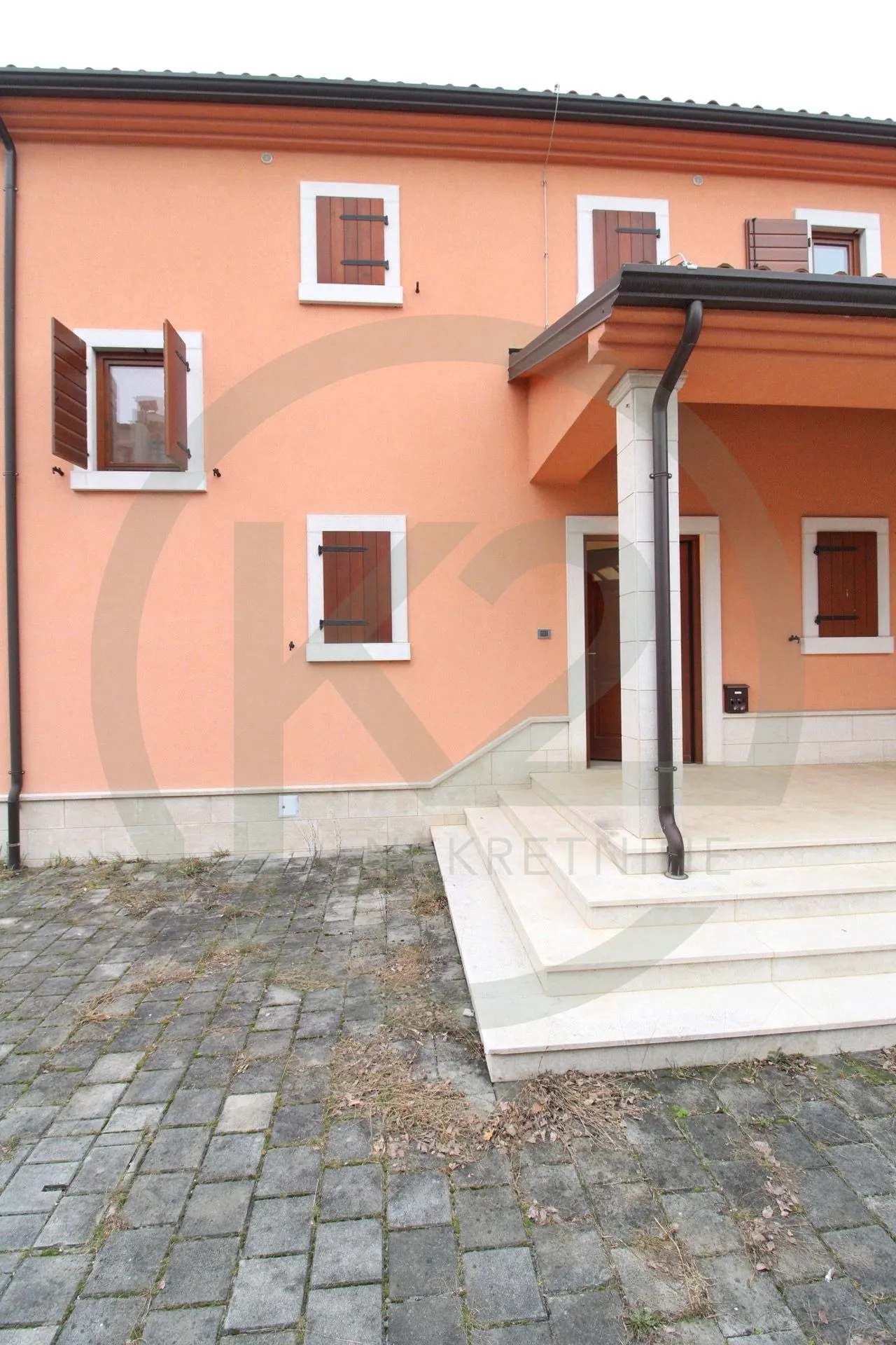 odličan dvoetažan stan sa pogledom i bazenom - slika 2